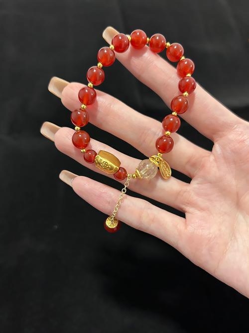 属龙女2024年本命年佩戴指南，转运珠、南红玛瑙与贵人饰品助力好运连连！插图