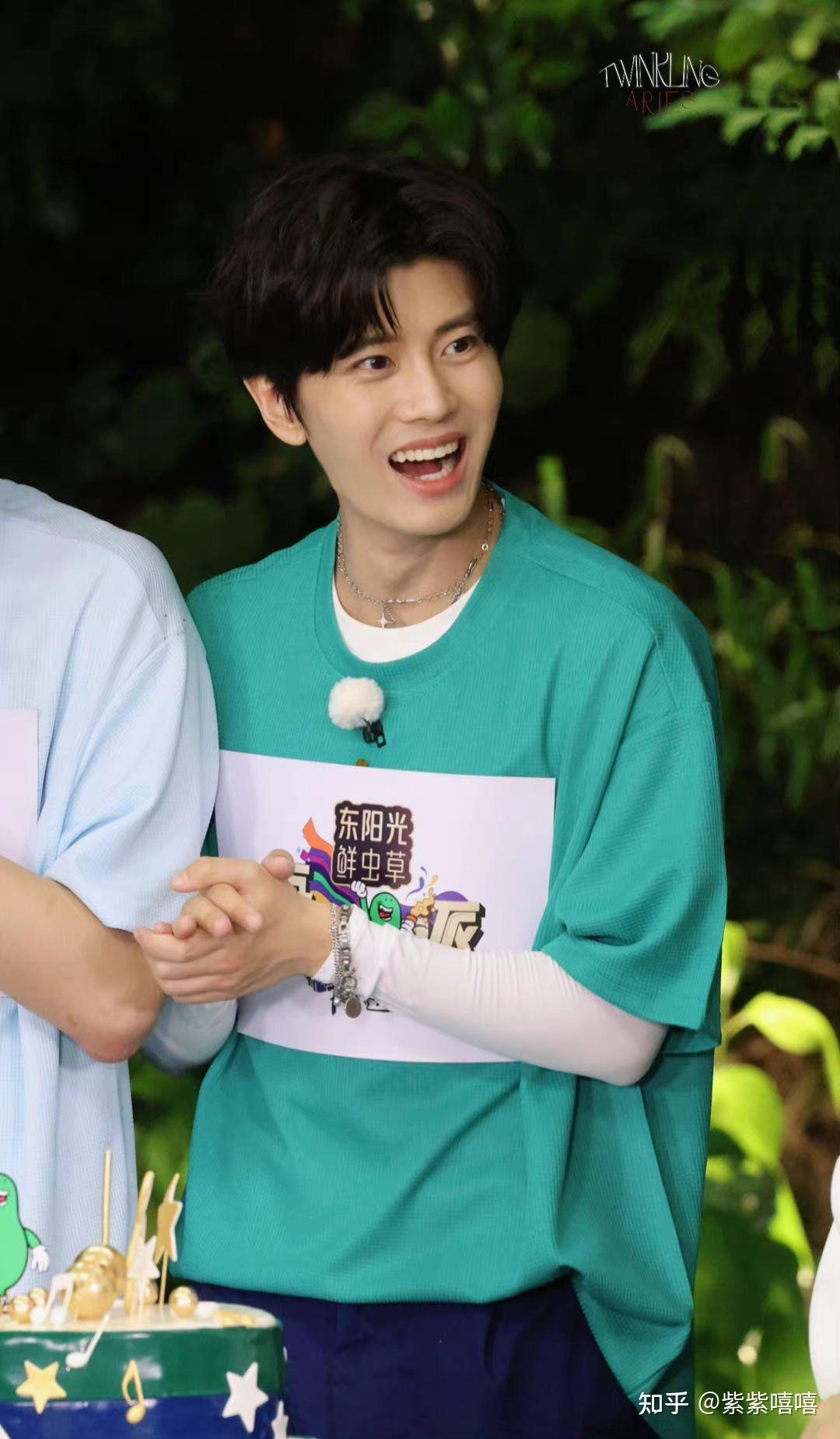 男人面相解析，额头明亮预示成功，其他特征如耳轮宽大、齿齐唇厚等也暗示富贵。头发光亮则代表健康与好财运。另外，鼻子丰满、眉眼黑亮等亦显示未来可能大富大贵。但需注意苦命面相如两腮无肉或下巴尖小可能影响运势。插图