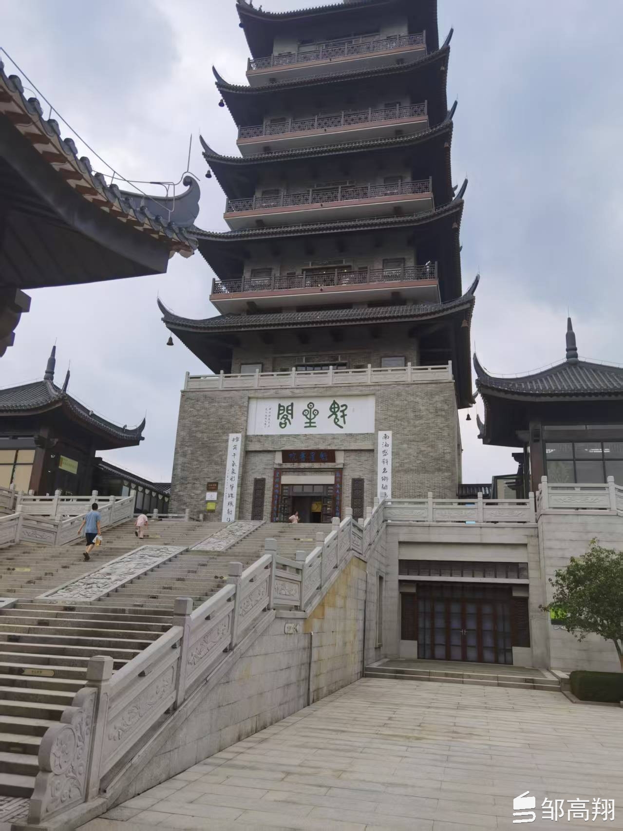 淡然一笑显从容，抖音女生最火昵称出炉！，最潮抖音名字推荐，女生专属火爆昵称大放送！，从容不迫的态度，这些抖音昵称让你尽显优雅气质。，抖出个性！今年最火的抖音女生昵称TOP榜揭晓。，最新潮流来袭，精选热门抖音女生昵称一网打尽！插图