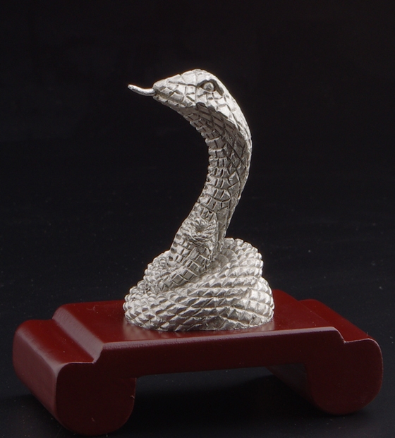 铁石心肠代表生肖蛇，坚韧冷静，象征无惧挑战与压力。插图