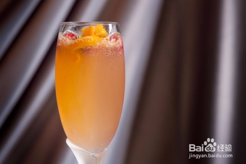 鸡尾酒名字精选，莫吉托、知更鸟鸡尾酒等，带你领略夏日清凉与浪漫风情标题建议，经典鸡尾酒名称及其背后的故事或多款美味鸡尾酒的名字和寓意。插图