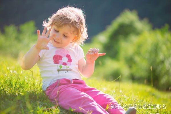 属鼠女孩吉利名字精选，恬然、遥辰瑶等，寓意美好且符合生肖特点。插图