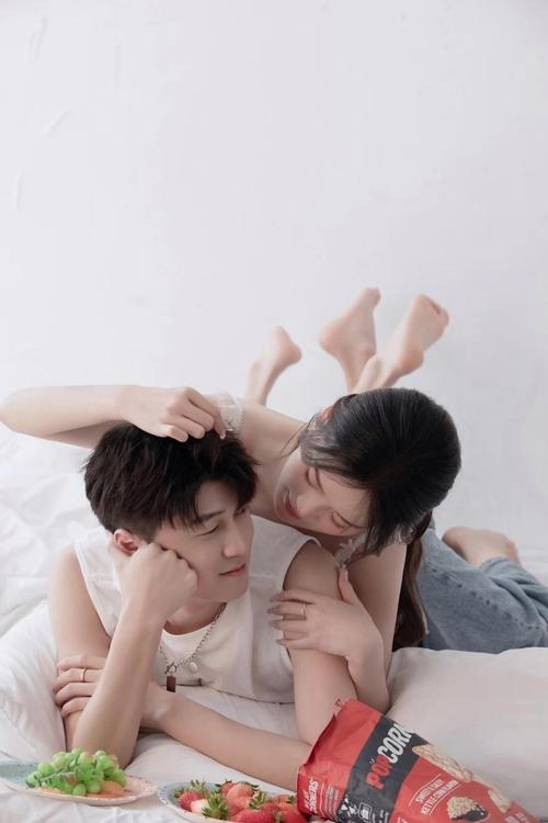 甜蜜情侣网络空间，记录爱情瞬间。插图