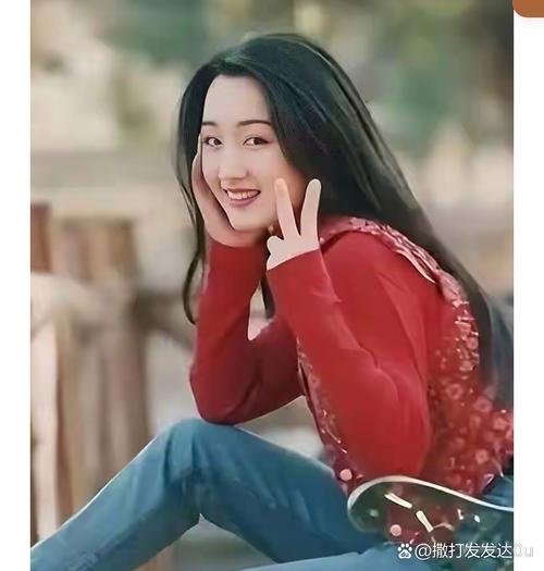 杨钰莹个人简介，，杨钰莹，原名杨岗丽，昵称岗岗。出生于江西省南昌市新建区石岗镇，中国内地女歌手、主持人、音乐制作人。她是华语流行乐坛的代表性人物之一，凭借其独特的嗓音和深厚的艺术底蕴在歌坛上取得了不俗的成绩。她于1990年签约广州新时代影音公司并发行多张专辑，是中国唱片销量最高的歌手之一。她的演艺经历丰富多样，不仅以爱情题材歌曲为主打，还涉足了多种领域如主持、词曲创作等。如今已46岁的她仍活跃在歌唱事业中，备受粉丝喜爱与追捧。插图