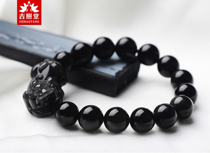 貔貅佩戴禁忌，避免触摸嘴眼，持续佩戴显灵性，左手为佳忌光煞，尊重忌讳保招财。插图