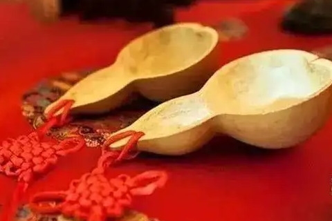 2023年犯太岁的生肖详解，兔、鸡、龙、马运势波动大，属鼠者需警惕刑太岁影响。建议穿红色衣物或寻求贵人帮助化解不利影响。插图