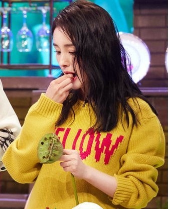 杨幂，英语流利，演绎复杂角色，玲珑一角展现演技挑战，从单纯卖花女到嗜血女魔头。插图