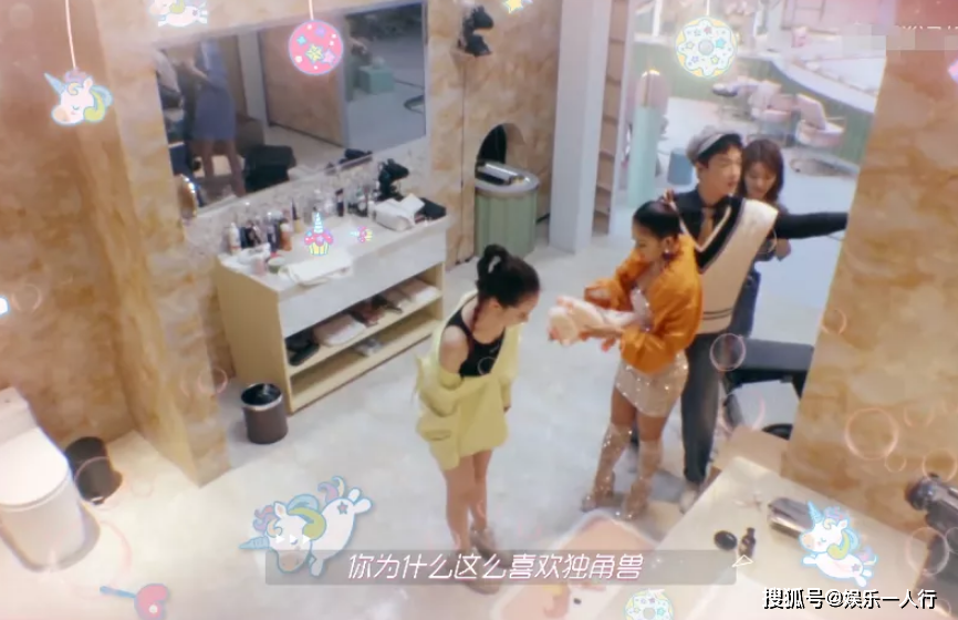 沈阳女找男友澡堂故事与东北女孩性格特点标题推荐，，沈阳女性寻找伴侣背后的性格解析——从澡堂文化看东北女孩的直爽与温柔体贴。插图