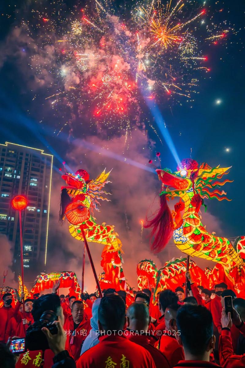 烟火四射解生肖,龙舞火辉耀。插图 烟火四射解生肖,龙舞火辉耀。插图