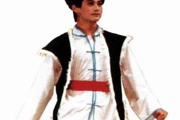 保安族服饰特色，从盖头到皮袄，展现独特民族风采建议，中国少数民族服装亮点——保安族的多元魅力-红迪亚