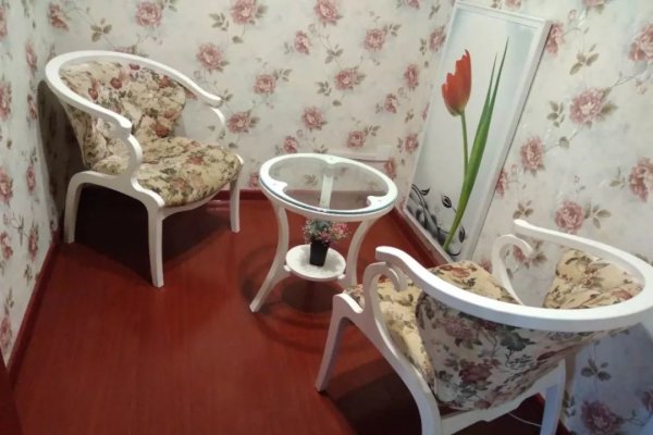 保定婚介服务一览，直接点明了文章的主要内容是关于保定的婚姻介绍所的服务。同时，通过一览这个词，传达了全面、详尽的信息展示，适合作为文章的标题。-红迪亚