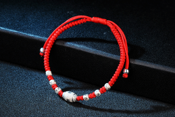 本命年红绳戴左手解析-红迪亚