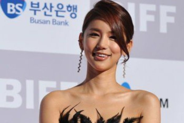 八字奶吴仁惠，红毯焦点与时尚争议热议话题-红迪亚