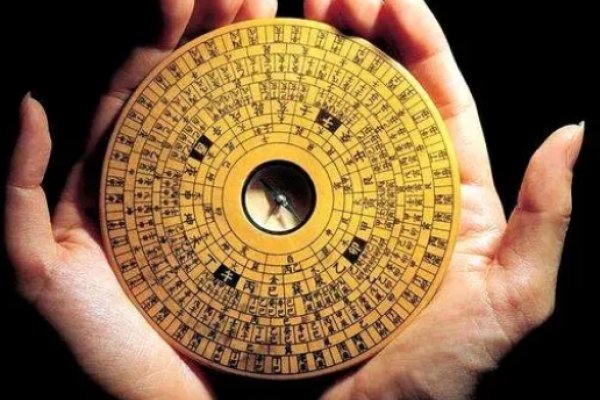 财神爷贴家位置指南，选大门两侧或私密空间如书房，寓意招财进宝。-红迪亚