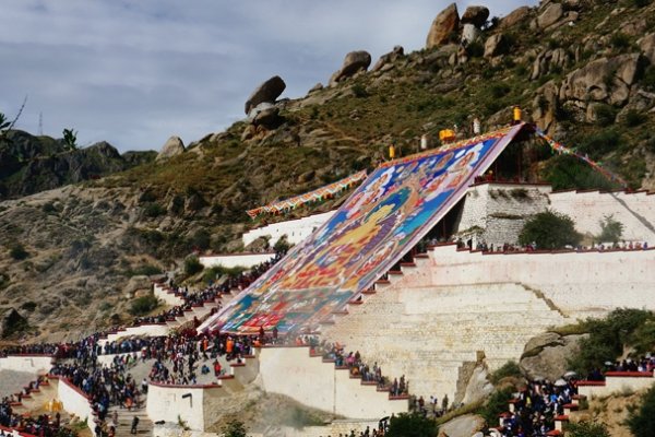 藏族的传统节日概览，女儿节、雪顿节等建议，藏族传统节庆之韵 或 探寻藏族节日文化。-红迪亚