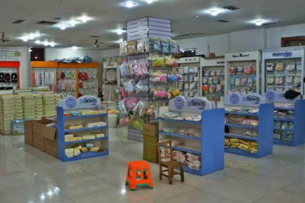 儿童服装店名，梦幻童装工坊，简洁明了，同时传达了店铺的特色和氛围。-红迪亚