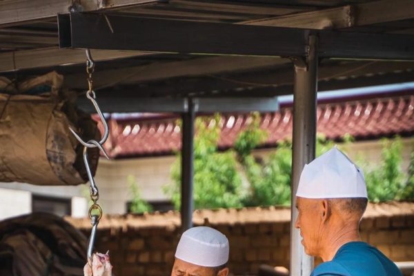 古尔邦节习俗，宰牲、聚会庆祝与宗教仪式，详细解析如下，回民在节日期间会进行宰牲祭祀，盛装打扮参加清真寺的聚礼。此外还包括沐浴熏香等准备活动以及盛大的庆祝和宗教仪式。这些传统体现了回族对宗教信仰的虔诚和对祖先传统的尊重。-红迪亚