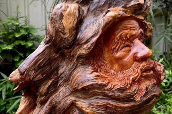 根雕艺术，自然与匠心的完美结合。-红迪亚