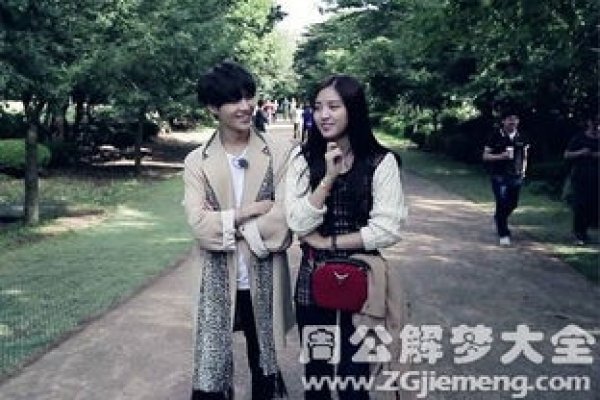 关于梦境解析，梦见男友与前女友的复杂情感纠葛预示内心担忧与关系变动。-红迪亚