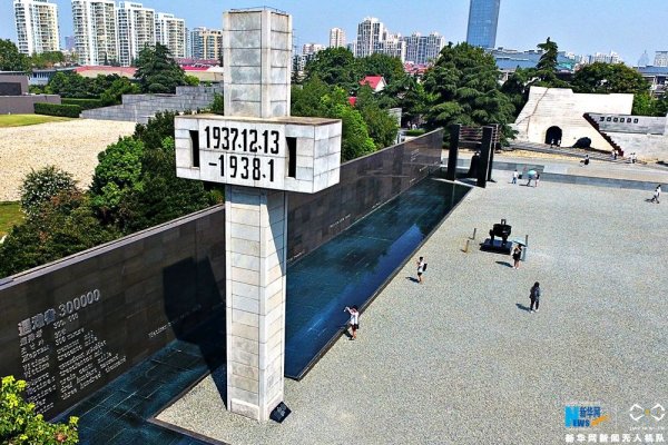 关于南京大屠杀的悲痛记忆，国家公祭日纪念同胞逝去，根据农历计算，每年的十二月十三日是南京大屠杀死难者的纪念日。这一天是为了悼念在南京大屠杀中遇难的三十多万同胞而设立的国家级纪念日。侵华日军攻占南京后实施了长达六周的暴行，导致大量平民和战俘死亡。为了纪念这段历史并警醒后人珍惜和平，中国政府在十二届全国人大常委会第七次会议上决定设立这一特殊日子为国家公祭日。淘宝、京东等App界面在这一天变为黑白色以表达哀思之情和对逝者家属的尊重与慰问之意。-红迪亚