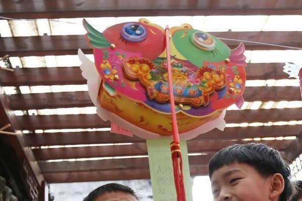 剑拔弩张与鸡的谜语-红迪亚