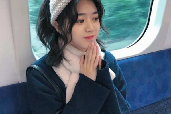 简单干净的微信名精选，，清风徐来昵称系列推荐阅读。直接引用中国古代对美好婚姻的称颂，适合代表成熟女性的温柔和和谐风格网名设计简约干净利落。琴瑟和鸣源自古典文化中的婚姻美满寓意，象征着男女之间的默契与和谐之美；红袖添香的诗意表达美丽女子的优雅气质；倾城之恋则代表着深沉的爱恋之意。婉若清风给人以清新自然之感。蒹葭采采、巧倩如画笑看人生。这些名字都体现了简洁、清新的特点符合现代审美趋势且容易给人留下深刻印象。除此之外还有如白茶清欢等具有独特韵味的名称供您选择！为您的微信账号增添一份独特的魅力吧！-红迪亚