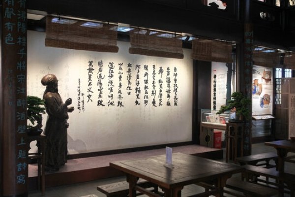 九江交友概览，浔阳阁、历史名楼与线上社区，简洁概括文章内容，突出九江交友的主题和涉及的历史文化景点及线上社交内容。-红迪亚