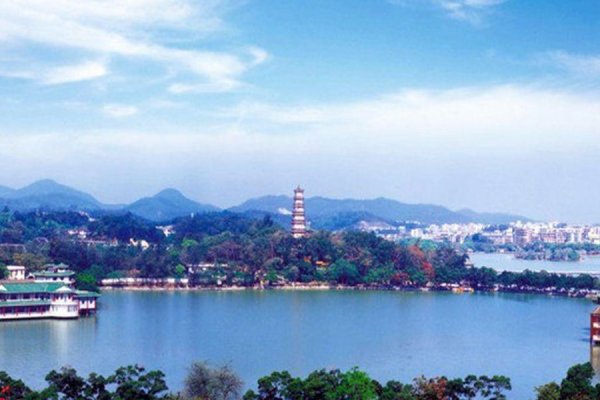 建议，游人如织探皇城，生肖牛与春光游西湖美景揭秘。-红迪亚