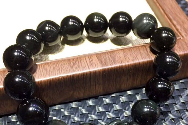 金鱼缸最佳摆放位置，正东方增运聚财，北方事业旺，东方活力足，避开沙发背后和神像下放置。-红迪亚