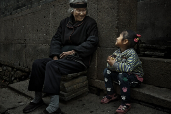 梦到已故奶奶的象征意义与解析标题，揭秘梦境背后的深意——梦见去世的奶奶的多元解读-红迪亚