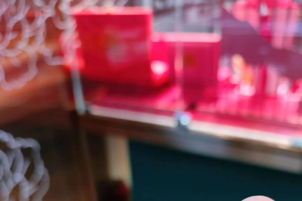 梦见金耳环，吉祥之兆，财富与幸福象征标题建议，梦中金环映心间-红迪亚