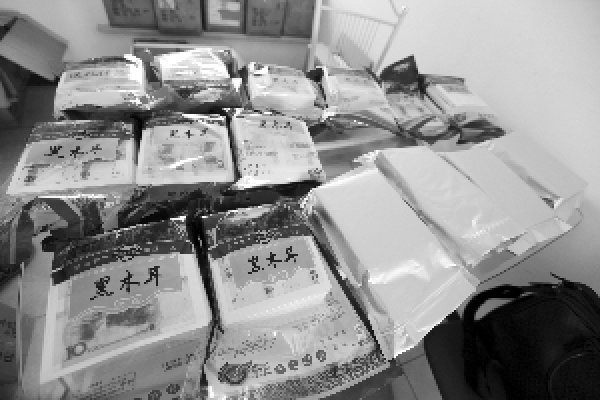 梦见假钱与爱情波折解读，假钞梦境预示及解析，梦中的假币象征意义揭秘，假钱的梦预示着什么？深度解读梦境内涵。-红迪亚