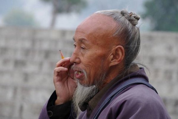 梦见算命先生，预示挫折与不安。-红迪亚