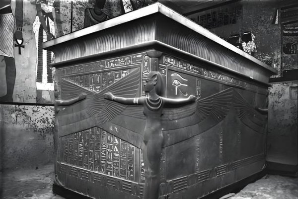 梦见石棺，多重象征意义与解读，不同情境下，梦境中的石棺象征着死亡、结束或转变等。还可能预示仕途发展、地位提升和额外财富的到来。个人情况和背景会影响对其具体意义的判断。-红迪亚