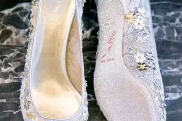 梦见他人穿红鞋，情感危机与新恋的预兆与解读-红迪亚