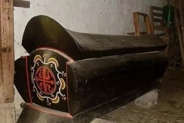 梦见躺在棺材里，重生、财运还是焦虑？-红迪亚