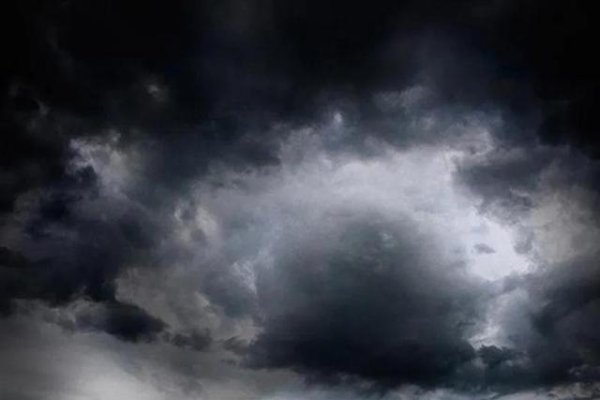 梦见狂风暴雨，象征挑战与机遇。-红迪亚