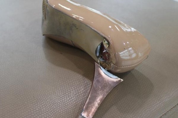 梦见鞋跟断裂-红迪亚