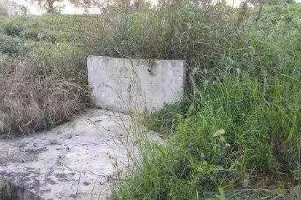 梦见坟墓，寓意成功与发展的机会。-红迪亚