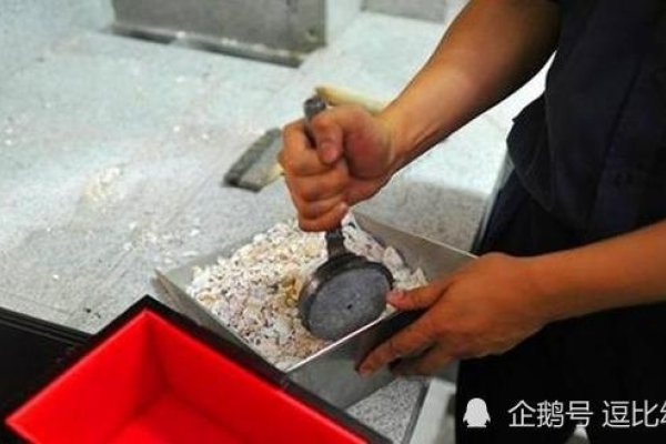 梦见棺材里躺死人，寓意转变与结束-红迪亚