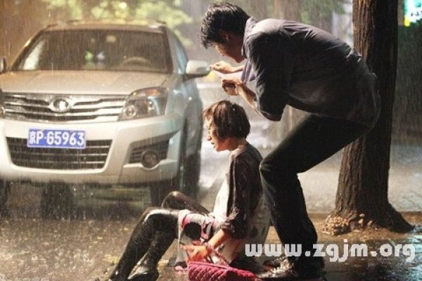 梦见淋雨解读-红迪亚