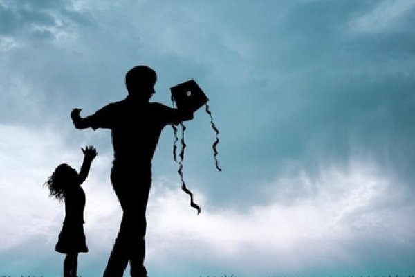 母亲节和父亲节的时间及由来简介，母亲节每年五月的第二个星期日，起源于美国并表达对母亲的感激与敬爱；父亲节则在六月第三个星期天。-红迪亚