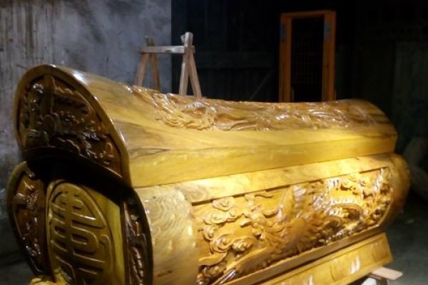 女人梦见死尸的吉凶寓意与解析，，预示近期可能遭遇不幸，需谨慎小心。反映当前心情沉重、不安定因素存在。同时暗示可能会受到打击，需保持冷静坚强面对挑战。事业心强的年轻女性也可能有此梦出现。周公解梦中多涉及财运流动和事业改善的象征意义解读。但具体含义还需结合个人经历和生活背景分析梦境细节来得出准确结论。-红迪亚