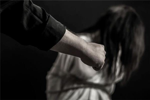 女人梦见挨打预示吉利，财运事业将有好转，梦境中被打或预示现实挑战与帮助-红迪亚