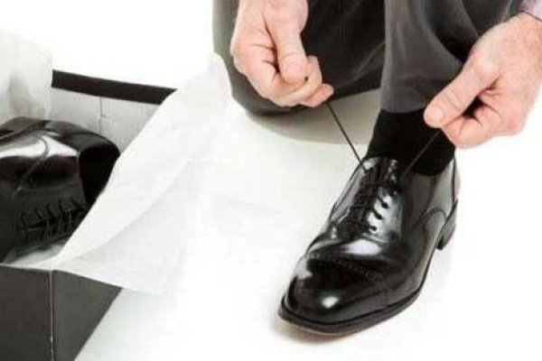 女人梦见穿新鞋，预示新的开始与自信提升，详细解析，，此梦象征着新的机遇、新的挑战或新的工作环境。可能意味着在社交场合中更加自信，结识新朋友或拓展人际关系。对于事业充满企图心的你，需纾解压力，运动保持健康体魄与清醒头脑以应对挑战。已婚女性梦到则暗示夫妻恩爱；未婚者预示着美好姻缘。整体为好运之兆。-红迪亚