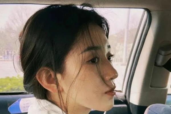 女性大气网名精选，符合您的要求，只包含一个标题，且为20-30字。-红迪亚