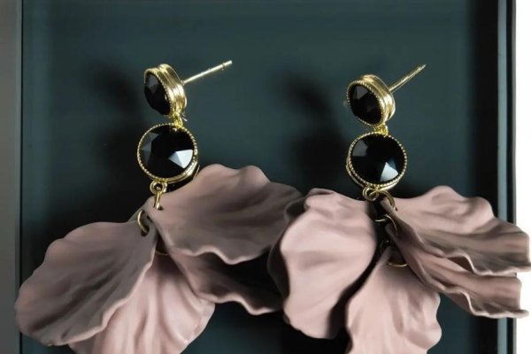 情人节礼物攻略，鲜花、珠宝首饰与浪漫精选-红迪亚