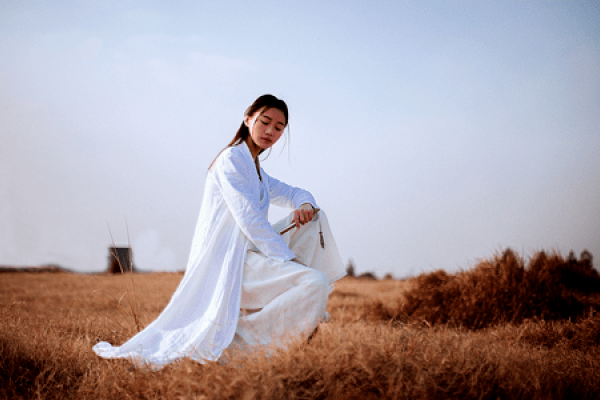 情吕网名，雅致、静谧，清风明月女，白裙红衣女生，花间眠，一纸墨香，如梦似幻，月华清冷，暗香浮动女子，琴瑟和鸣，10. 天使在人间女孩-红迪亚