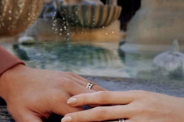 情侣网名对戒命名指南，永恒之约、心心相印等，根据戒指设计及寓意选网名，如简约款可选简约情缘，心形款可用爱的印记等。还可结合共同经历起名，如相识相知系列。个性化名字展现独特情感，如一生一世、缘定三生等。-红迪亚