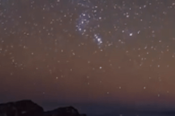 双子座流星雨观测指南,最佳观赏时间与地点揭秘,每小时可见上百颗流星。-红迪亚